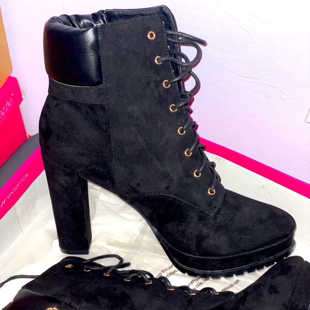 WOMENS SIZE 12 BOOTIES